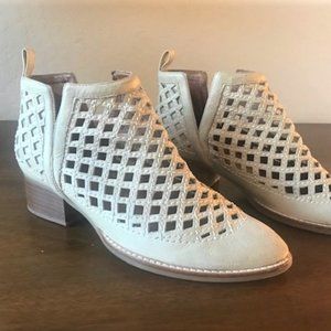 Jeffery Campbell, Cream Leather Slip-on Ankle Bootie Sz 7 EUC